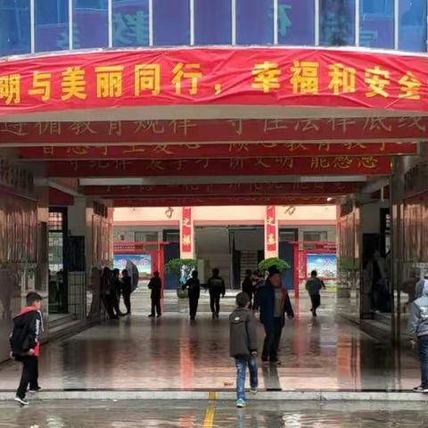 郸城县实验小学“小手拉大手，推进户容户貌改善”活动进行中……