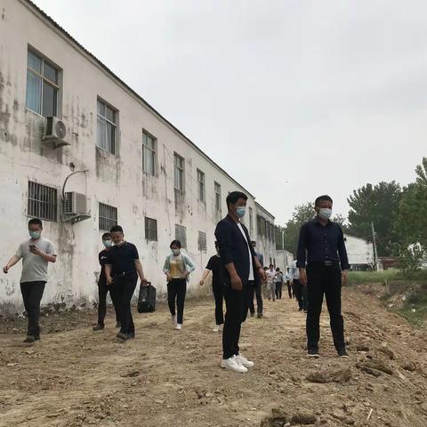 马牧镇党委蒋书记带领镇干部、各村书记观摩西董楼村第一季度亮点工作