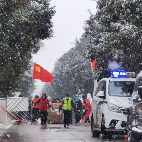 风雪中，党旗高高飘扬