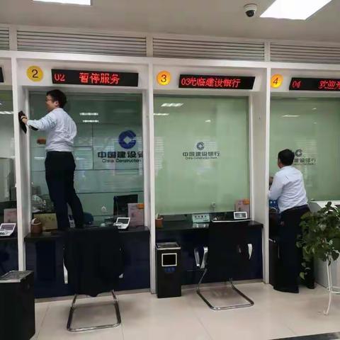 按照分行的统一部署，五一路支行今晚下班后对网点设备、地面、柜台内外等营业环境进行统一打扫。