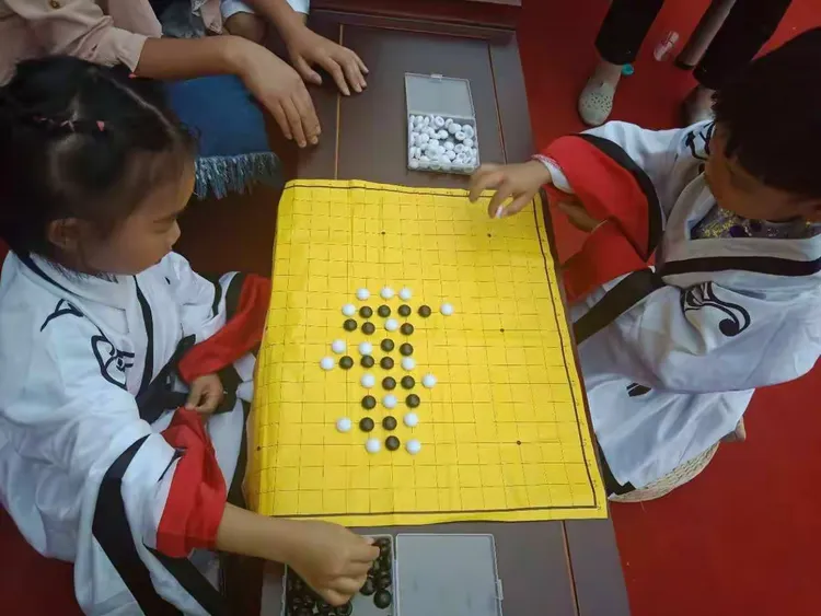 五子棋比赛。