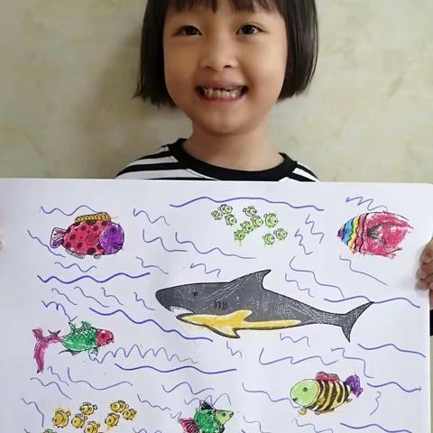 春蕾幼儿园中三班童心童画《小鱼小鱼快快游》