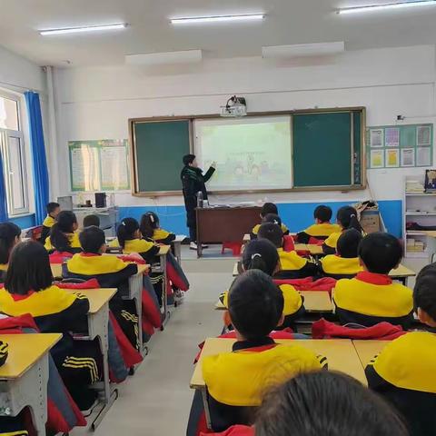 “交通文明，你我同行”——回民小学交通安全主题班会活动