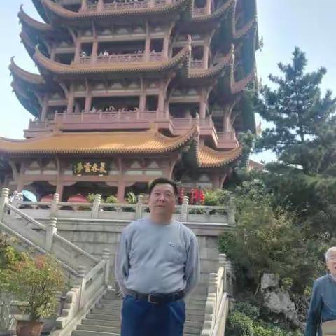 黄鹤一去不复返，白云千载空悠悠!