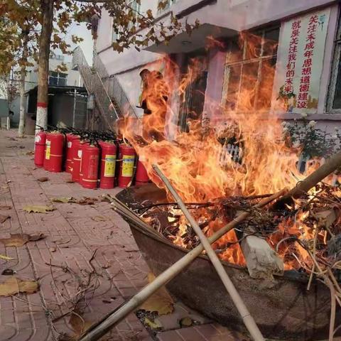 “时刻关注消防，生命安全至上”——前卫路小学北校区消防安全应急疏散演练