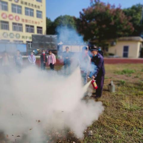 消防演练，防患未然——青山小学举行消防安全演练