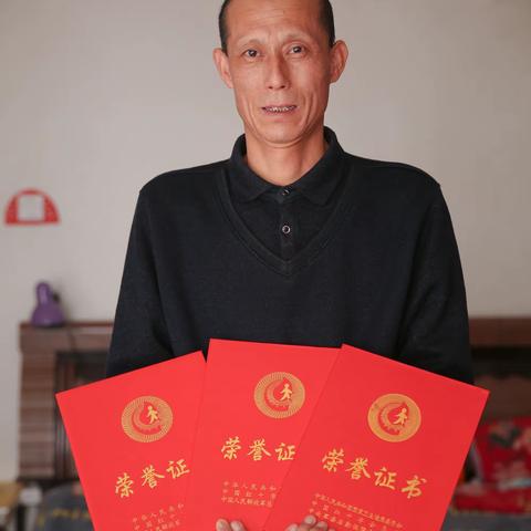 弘扬雷锋精神 学习道德模范