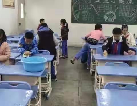 我劳动，我快乐。——小学二楼大扫除