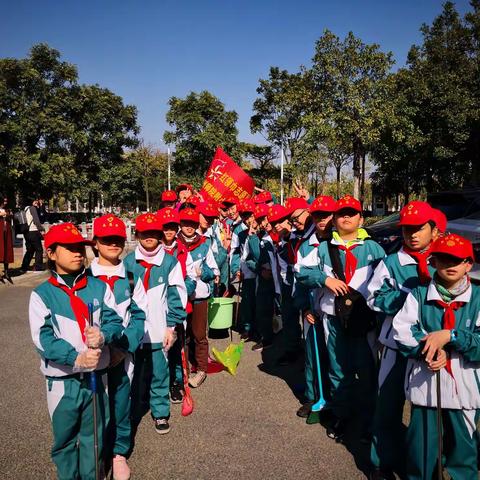 争当环保小卫士——14级8班红领巾志愿队活动