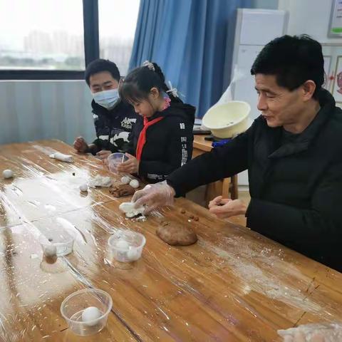 合肥市东风小学工会组织开展“元宵节 包元宵 送温馨”活动