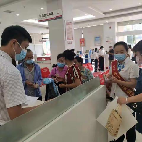 贵阳银行罗甸支行开展 “反假币防诈骗，关爱退休老人”宣传活动