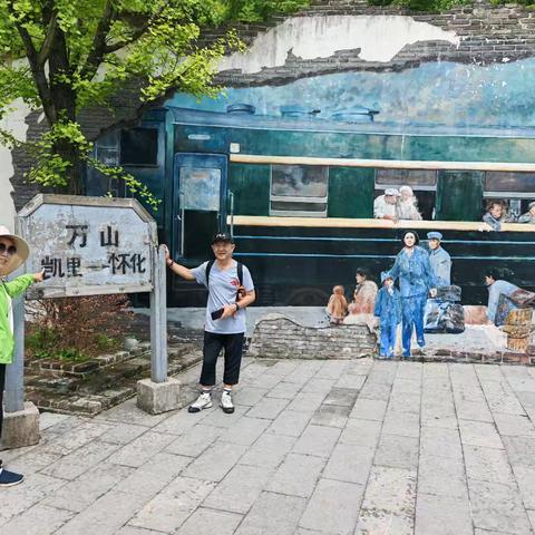 女儿牵着未来，我们牵着过去                        ——铜仁印象之一