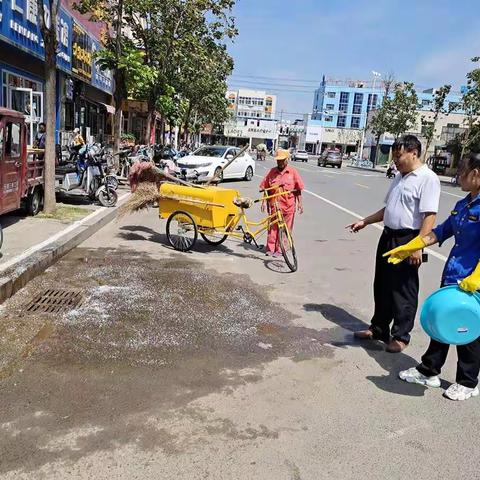 助力全国文明城市创建，惠民公司集中清洗东风市场、惠民市场、十八中周边重点路段下水道口油污。