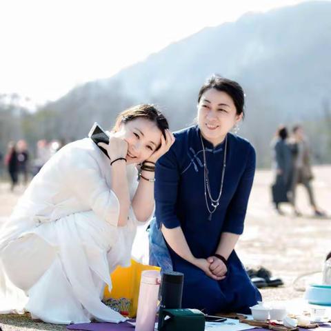 春日午后，南山“无我茶会”人人泡茶，人人敬茶，人人品茶，一味同心！🌹一书一茶，禅茶一味，尽享安宁！