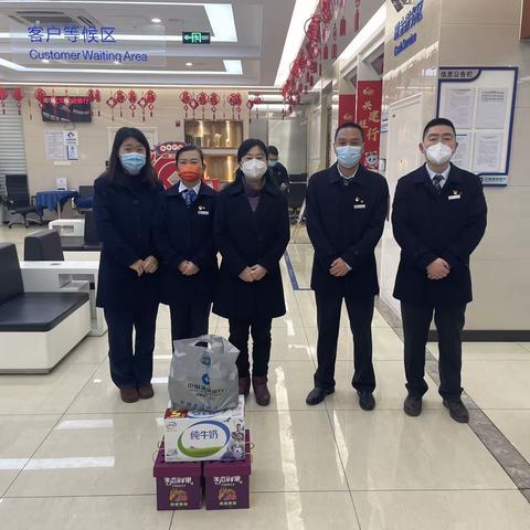 成都一支行领导班子慰问成华支行一线员工
