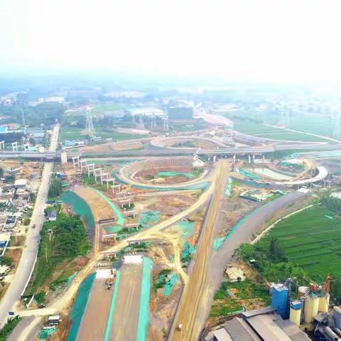 新台高速三标三分部枣庄东枢纽互通首片预制箱梁顺利完成架设