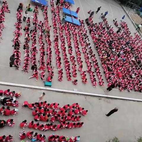 预防自然灾害，构建平安校园---大里镇中心小学开展防震安全疏散演练