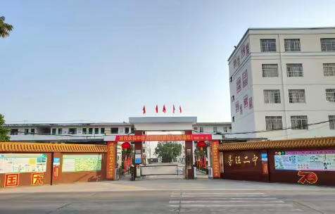 春暖人间    送书下村  师爱满万家