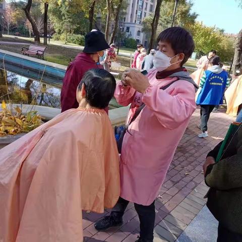 冬日社区显温情义务理发暖人心