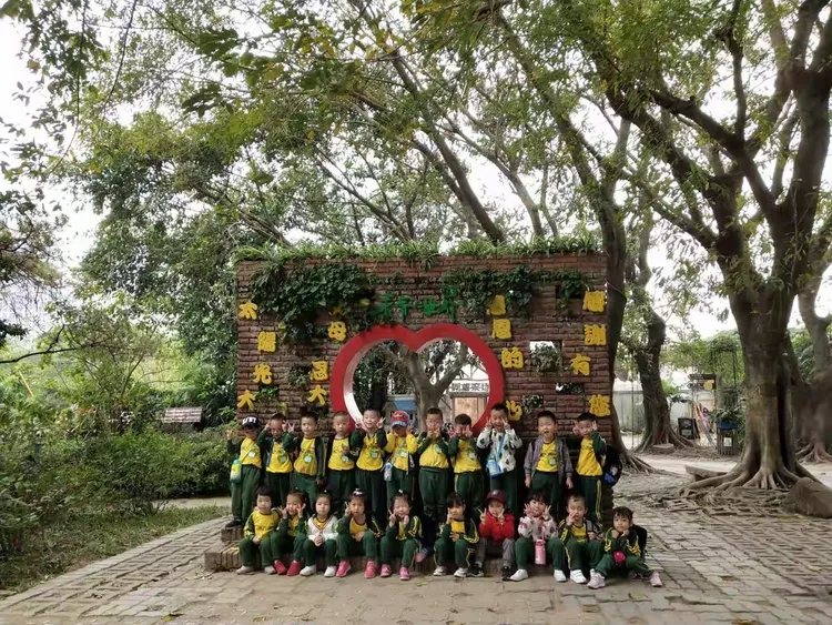 金紫荆泽润华庭幼儿园2018年秋季"倡导生态环境,共建绿色家园"研学