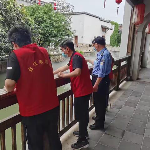 后洲街道水巷社区联合河道警长开展巡河护河活动
