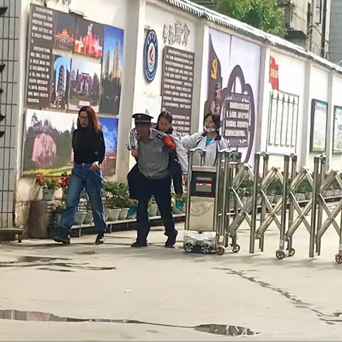 长成保安救助学生暖人心