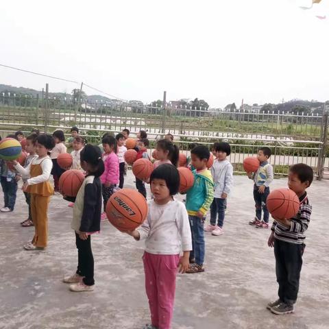 劳港幼儿园是一所经过国家审批的农村幼儿园，它历经许多创伤至今给劳港村的孩子创造了许许多多的快幸福和快！