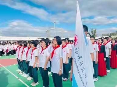 策马金鞍，为我六班； 六班心齐，所向无敌。