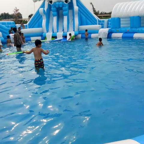 夏日田园小镇一角