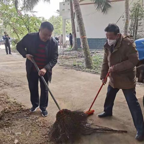 缅怀先烈伟绩，共筑乡村振兴——东郊镇开展烈士故居周边卫生清扫活动