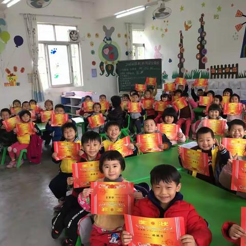 一个学期圆满的结束了，小朋友领奖啦！👍👍👍👏👏👏