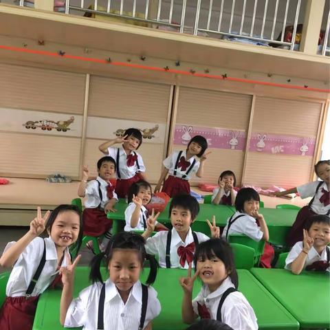 秀一下我们的表演服