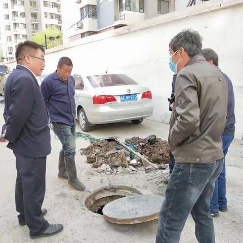 党员奉献在社区·疏通堵塞污水管道 ——为群众办实事 学党史系列活动