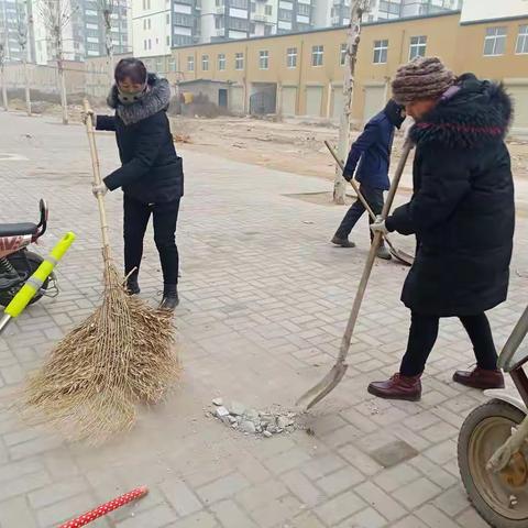 清水河社区两委成员、帮扶单位国土局、二十一中学在曹门新城开展城市大清扫活动。