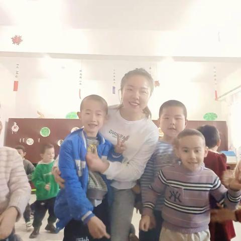 “幼”见美好💐——哈尔莫敦镇中心幼儿园大二班第五周美篇👦👧03-10阅读 2440🌸🌸欢乐的，