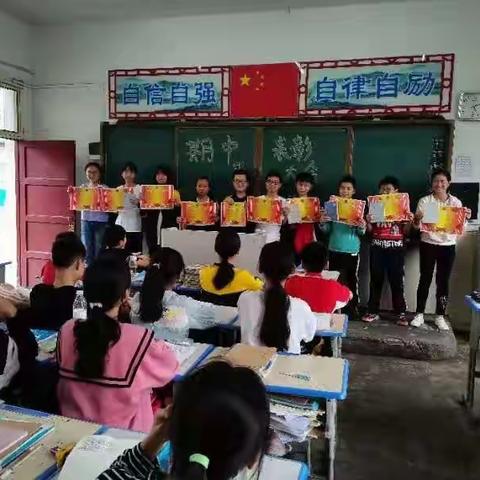 “比学习 比进步” ――寨河镇完全小学中考小结主题班会