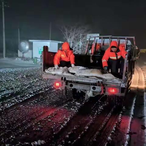 “浴”雪奋战公路人 全力除雪保畅通
