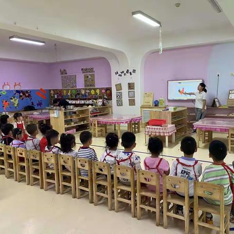 小一班9月28日棒尼姆美术《一片彩羽》