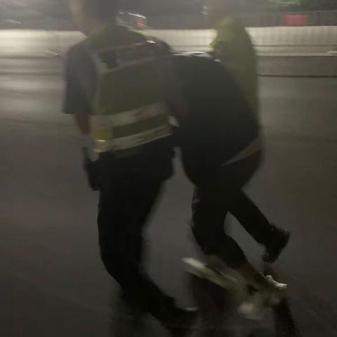 【环城交警新华西警务站】群众意外摔伤    新华西温情救助