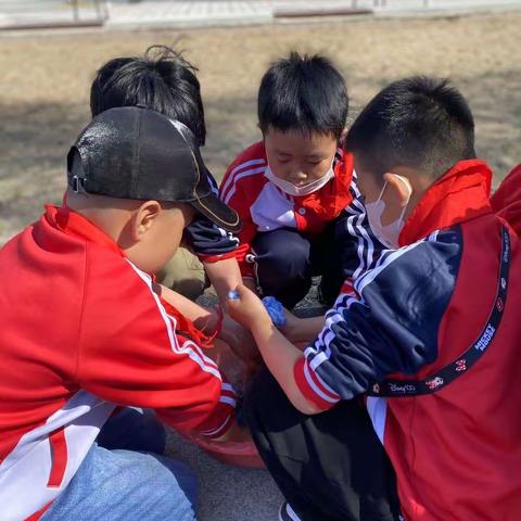 我为社区献服务，六小少年绽光彩！