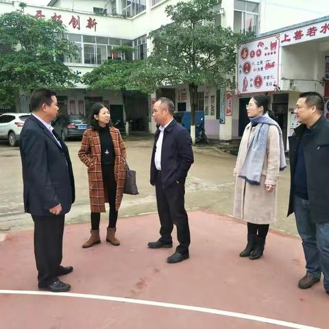 心系校   领导临---记县教育局领导到高峰镇中心小学检查工作