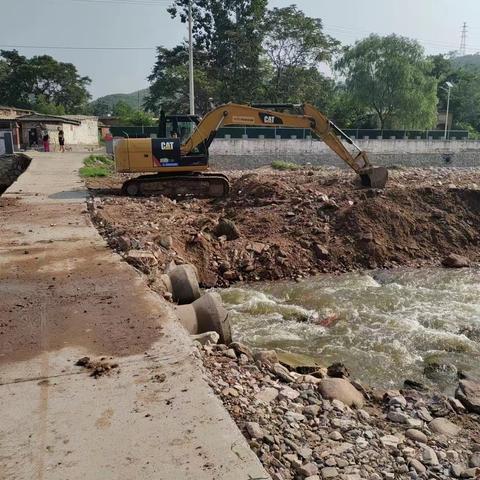 井陉县吴家窑乡河道淤泥清理及道路泥沙清扫行动
