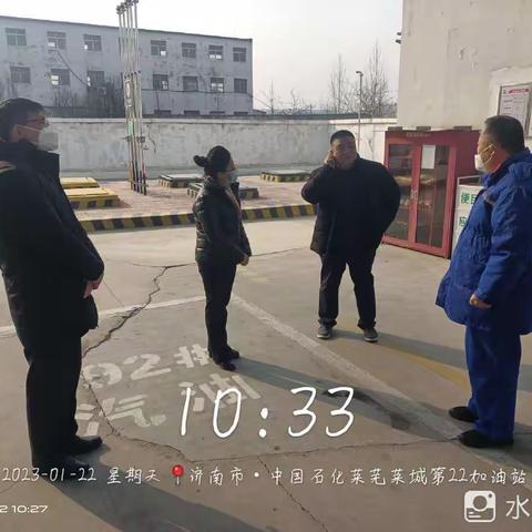 大年初一牛泉镇党委委员张燕带队到危化企业及烟花爆竹销售点开展安全检查