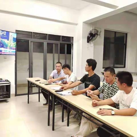 椰子头村委会组织观看第十二期《乡村振兴电视夜校》