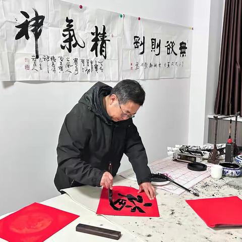 墨香四溢迎新春 税写春联送祝福