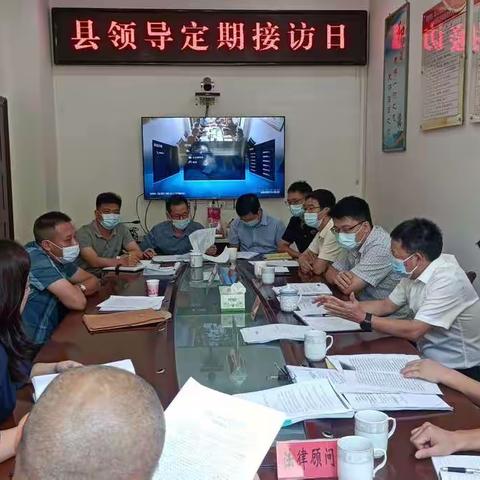 县领导到县信访局接待来访群众