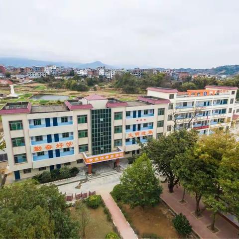 沐浴均衡春风，展校园风貌之计算机室