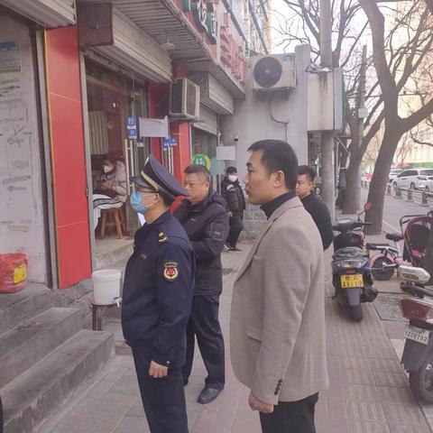 加强“门前五包”巡查，提升城市底色