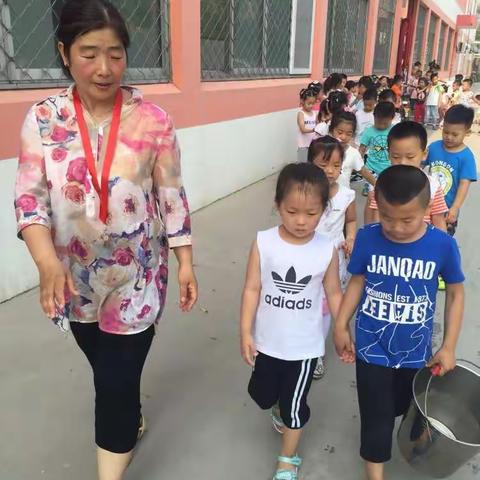 利津一幼中五班的黄瓜大丰收