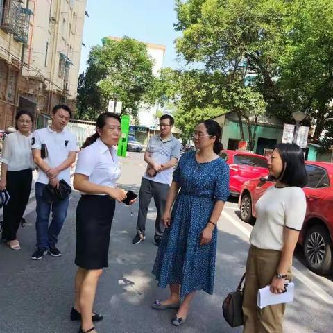 开发区党工委委员，组织人力社保局局长蔡于群一行调研视察兴学社区红色业委会工作